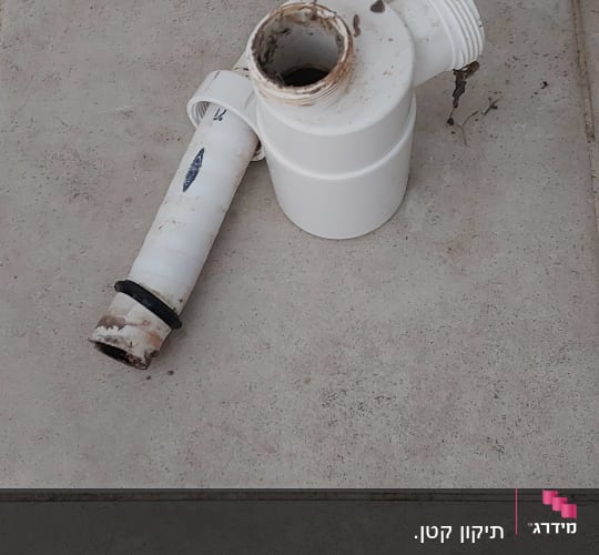 צינור פלסטיק לבן על רצפה אפורה